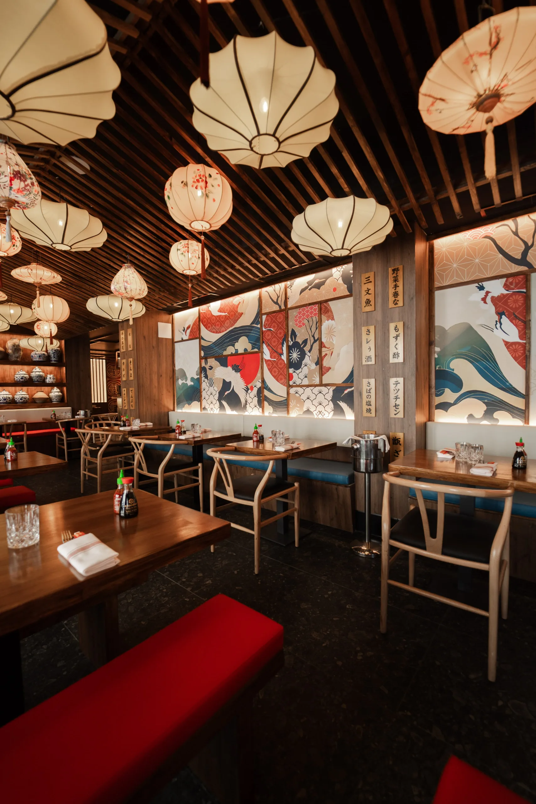 Comedor de Ginza con farolillos, mesas y bancos rojos