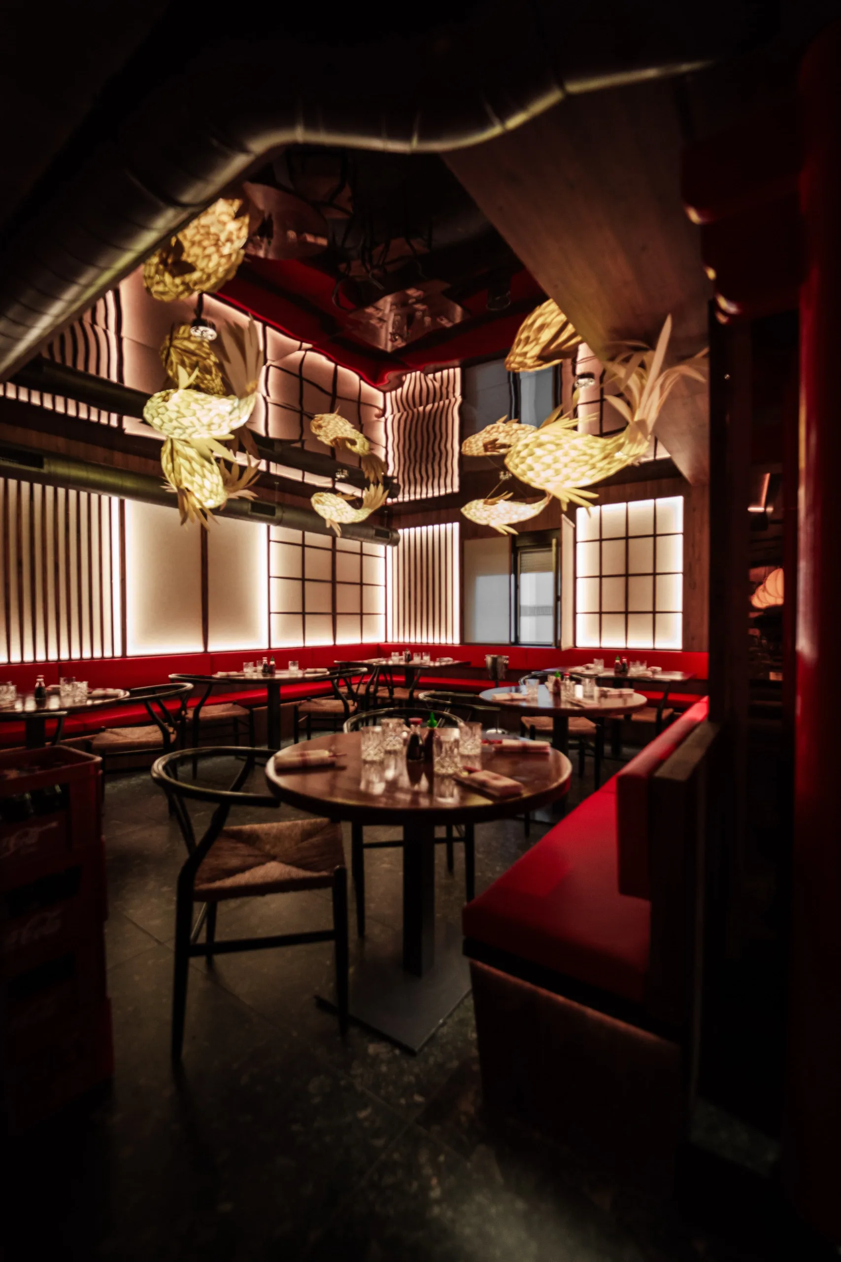 Interior de Ginza, con madera, luz cálida y barra